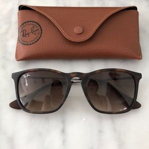 Women’s tortoise shell Ray Ban’s